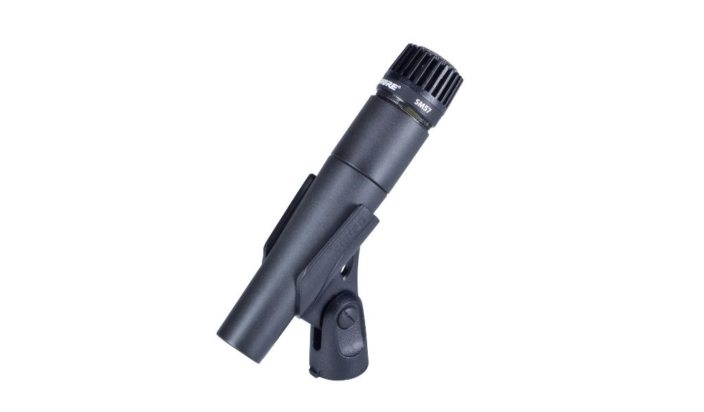 Das Shure SM57-LCE mit mitgeliefertem, 180° drehbarem Schwenkadapter – kompakte Bauform und robuste Metallkonstruktion für den harten Live- und Studioeinsatz.