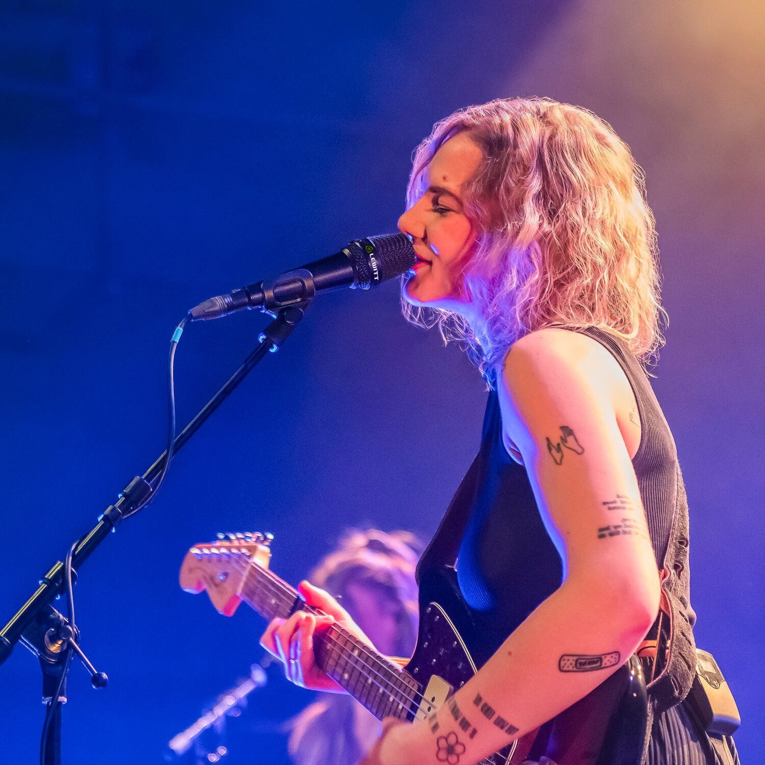 Das Lewitt MTP5 im Live-Einsatz: Die präsente Mittenabstimmung sorgt für klare Durchsetzung im Mix, selbst bei lauter Bühnenumgebung und engem Monitor-Setup.