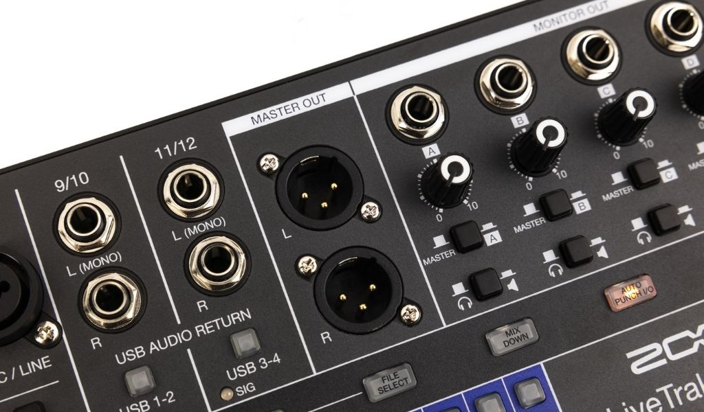 Separate Monitor-Ausgänge mit individuellen Pegelreglern ermöglichen mehrere unabhängige Mischungen für Bühne oder Proberaum.