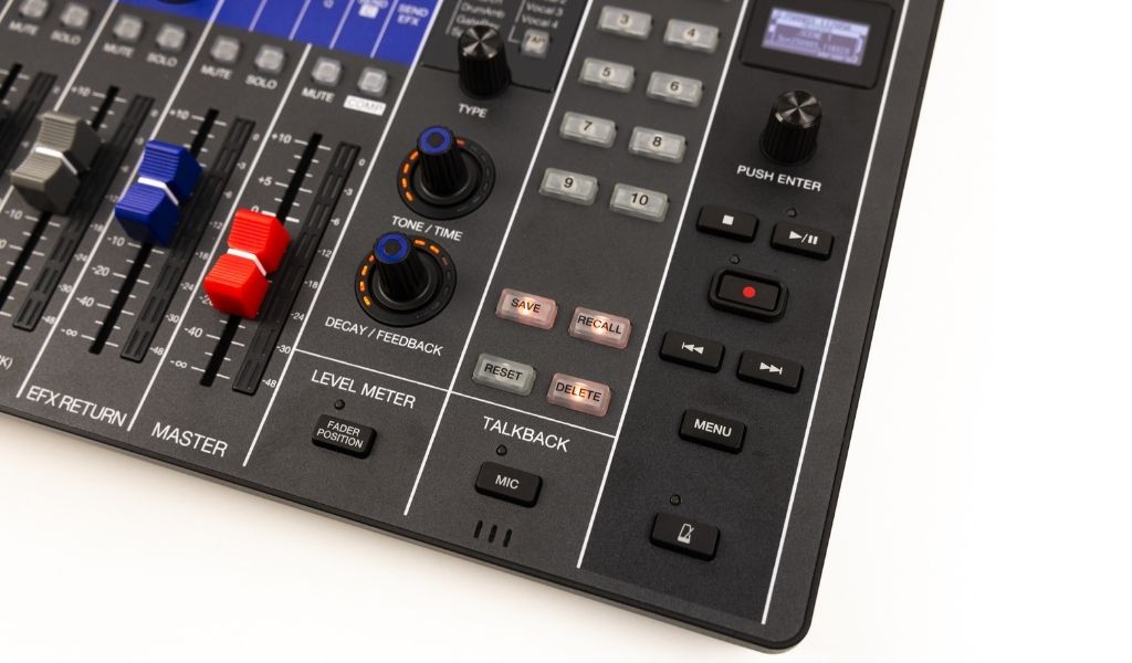 Effektsteuerung und Talkback-Funktion sind direkt erreichbar und unterstützen den praktischen Einsatz im Live- und Recording-Alltag.