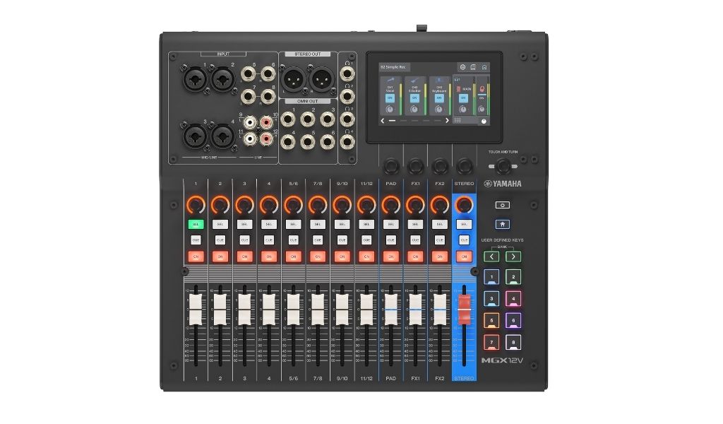 Übersichtliches Layout mit 11+1 Fadern, farbcodierten Bedienelementen und integriertem Display für schnellen Zugriff auf alle Parameter.