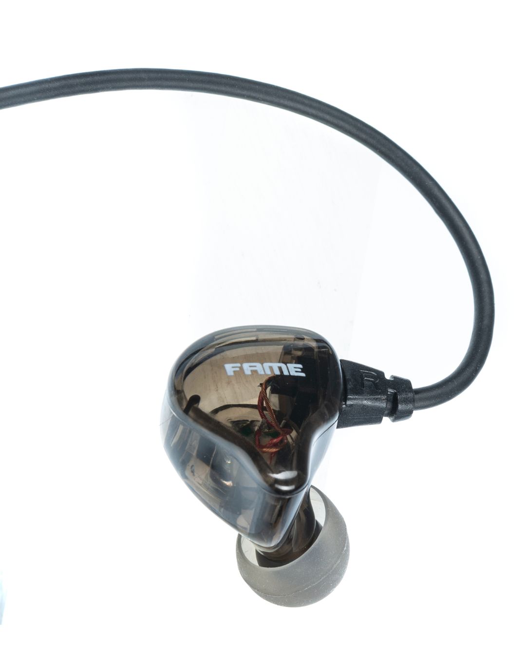 Die beiliegenden In-Ear-Hörer sitzen ergonomisch überraschend ordentlich, klanglich stoßen sie allerdings schnell an Grenzen.