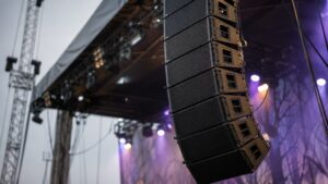 Lautsprecherboxen bei einer PA fliegend gehangen als Line-Array