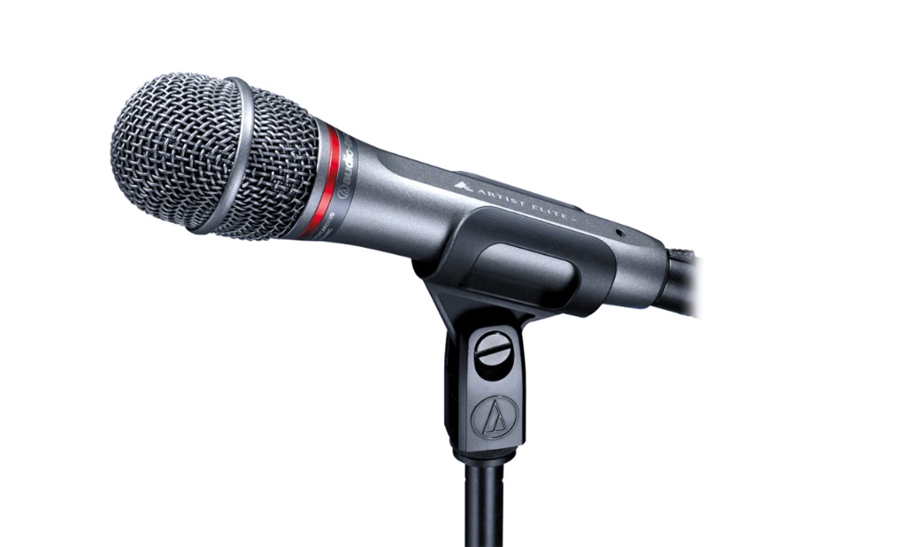 Audio-Technica AE6100 dynamisches Gesangsmikrofon auf Mikrofonstativ für Bühne und Veranstaltungstechnik.