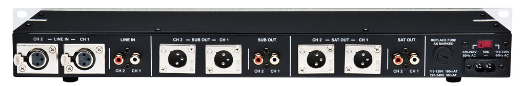 Rückseite der FAME X-Over MKII Frequenzweiche mit XLR- und Cinch-Ein- und Ausgängen, Sicherung, Spannungswahlschalter und Netzanschluss.