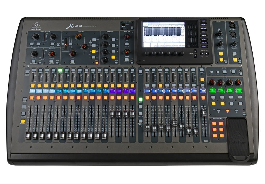 Behringer X32 Test – digitales Mischpult mit Motorfadern, Farbdisplays und Live-Sound-Bedienoberfläche.