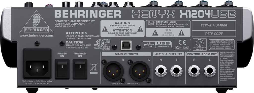 Rückseite des Behringer XENYX X1204USB mit USB-B-Anschluss, XLR-Main-Ausgängen und Klinkenausgängen
