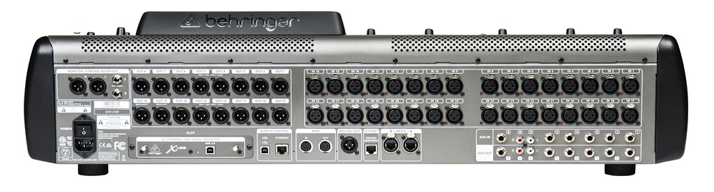 Behringer X32 Rückseite mit XLR-Eingängen, XLR-Ausgängen, AES50, Aux-Anschlüssen und USB-Interface für Veranstaltungstechnik.