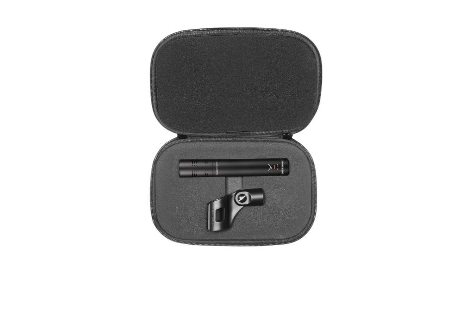 Zum Lieferumfang des beyerdynamic M 201 gehören ein robustes Transportetui, eine Mikrofonklemme sowie weiteres Zubehör für den professionellen Einsatz auf Bühne und im Studio.