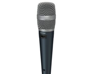 Behringer SB 78A Kondensator-Handmikrofon mit silbernem Mikrofonkorb und Low-Cut-Schalter vor weißem Hintergrund.