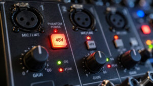 48 Volt Phantomspeisung am Mischpult mit beleuchtetem 48V-Schalter, XLR-Eingängen und Gain-Reglern.