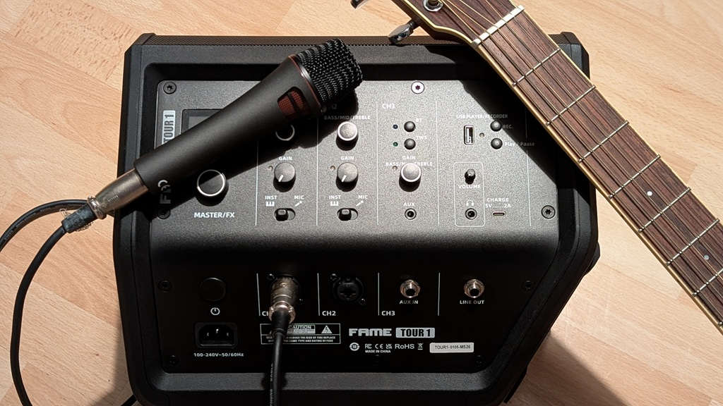 FAME Tour 1 portable Bluetooth-PA mit Mikrofon und Gitarre für Gesang und Instrumente