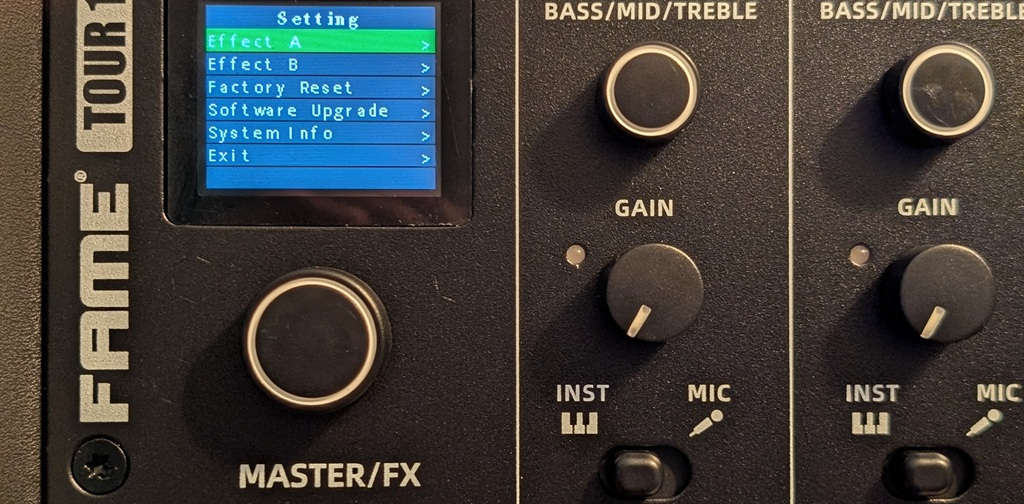 FAME Tour 1 Bedienpanel mit Farbdisplay, Master FX, Gain, EQ und MIC-Inst-Umschaltung