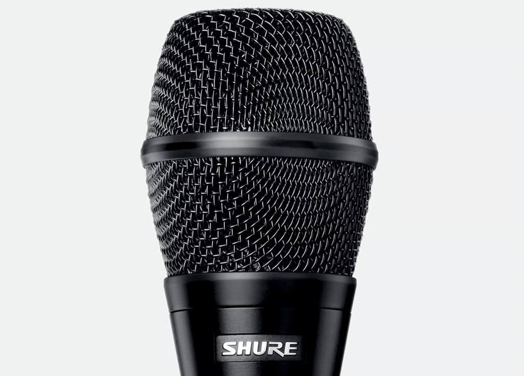 Shure KSM9HS Kondensator-Gesangsmikrofon im Test mit schwarzem Metallkorb für professionellen Live-Gesang.