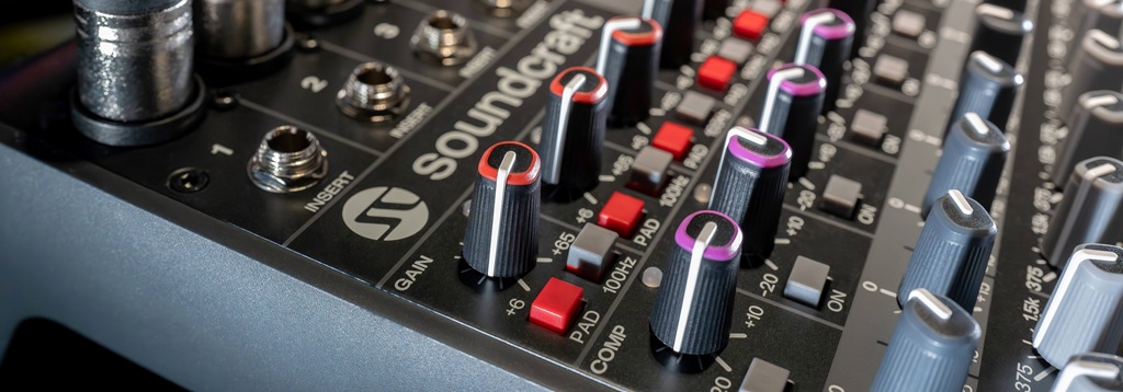Kanalzug der Soundcraft Signature Plus Serie mit Gain-Regler, Pad, Hochpassfilter, Kompressor und farbcodiertem EQ