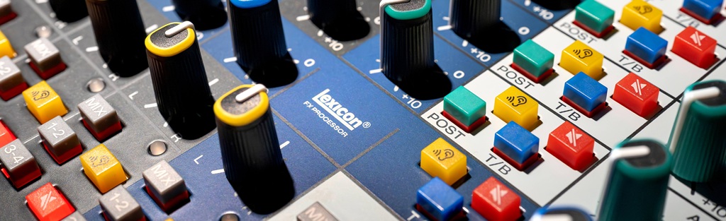 Lexicon FX-Prozessor im Soundcraft Signature Plus Analogmischpult mit farbcodierten Reglern und Funktionstasten