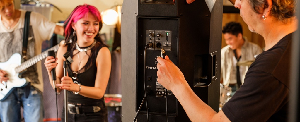 Mackie Thrash12v2 aktiver PA-Lautsprecher wird im Band-Proberaum für Live-Sound angeschlossen.