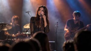 Sängerin mit Band bei Live-Auftritt – Text auf der Bühne vergessen