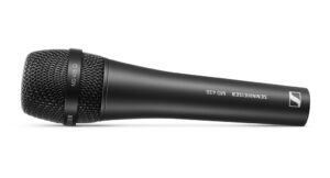 Schwarzes Sennheiser MD 435 Gesangsmikrofon mit Metallkorb, seitlich liegend vor weißem Hintergrund.
