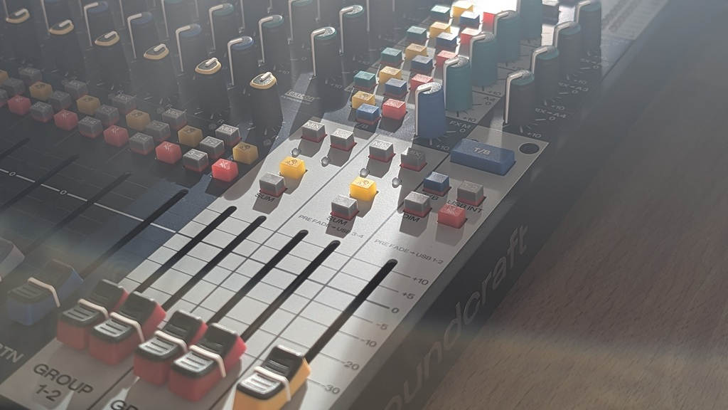Subgruppen- und Master-Sektion des Soundcraft Signature Plus 16 mit vier Gruppenfadern, Routing-Tasten und gelbem Master-Fader.