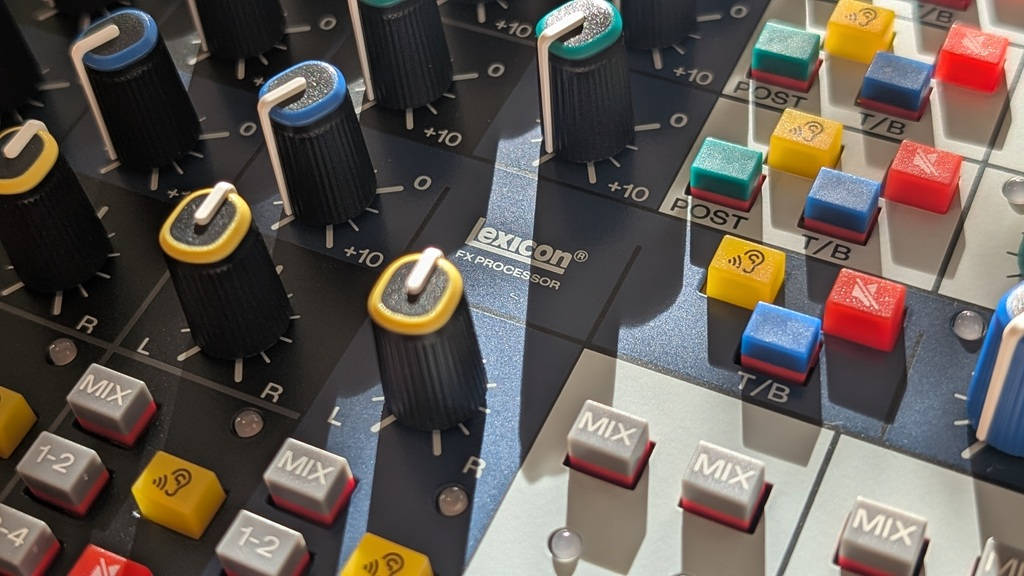 Nahaufnahme des Soundcraft Signature Plus 16 mit Lexicon FX Processor Logo, farbigen Routing-Tasten und Drehreglern.