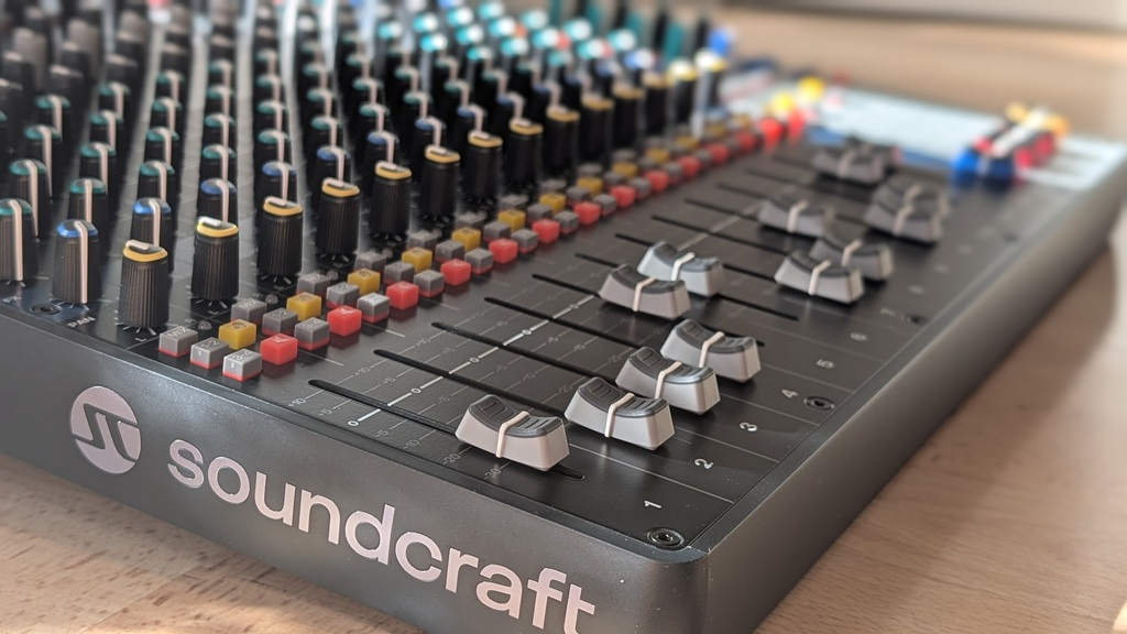 Soundcraft Signature Plus 16 Analogmischpult in seitlicher Ansicht mit Kanalfadern, farbigen Funktionstasten und erhöhter Vorderkante.