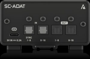 Behringer SC-ADAT mit vier optischen ADAT-TOSLINK-Anschlüssen für 16 Ein- und 16 Ausgangskanäle sowie USB-C-Stromversorgung.