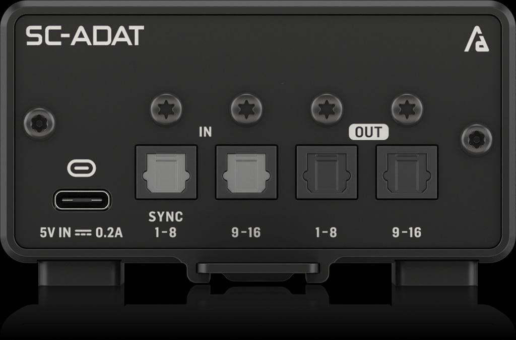 Behringer SC-ADAT mit vier optischen ADAT-TOSLINK-Anschlüssen für 16 Ein- und 16 Ausgangskanäle sowie USB-C-Stromversorgung.